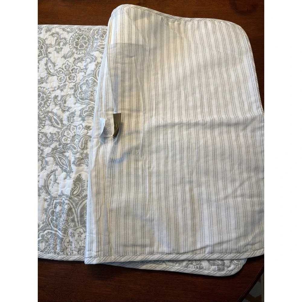 Tommy Bahama Gray White Paisley Medallion Set/2 Quilted Pillow Shams 20x26 1/2